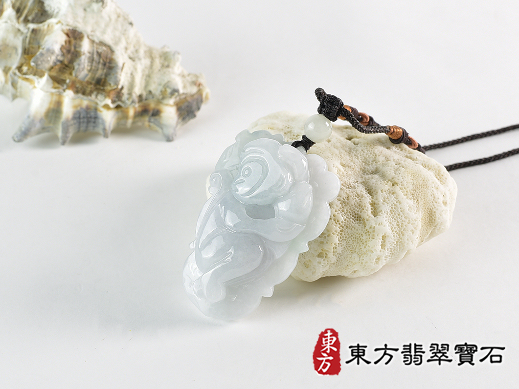 翡翠猴項鍊玉珮(猴子抱桃,吉祥如意:猴牌A貨翡翠猴玉珮、緬甸玉猴玉墜、猴十二生肖項鍊)。淡綠色糯種翡翠猴項鍊玉珮,HW104。客製化訂做各種翡翠猴吊墜玉珮項鍊。★附A貨翡翠雙證書 1.jpg