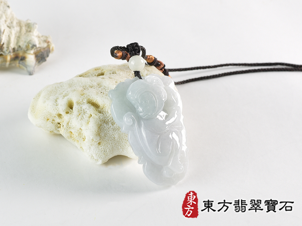 翡翠猴項鍊玉珮(猴子抱桃,吉祥如意:猴牌A貨翡翠猴玉珮、緬甸玉猴玉墜、猴十二生肖項鍊)。淡綠色糯種翡翠猴項鍊玉珮,HW104。客製化訂做各種翡翠猴吊墜玉珮項鍊。★附A貨翡翠雙證書 2.jpg