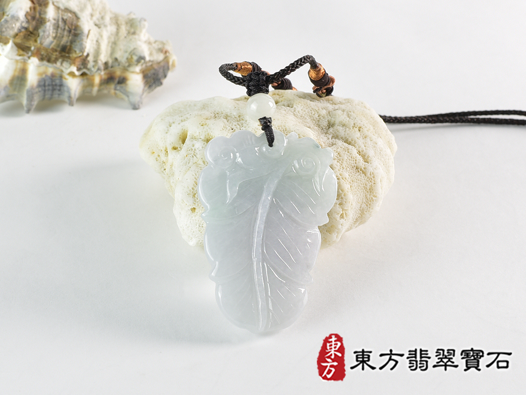 翡翠猴項鍊玉珮(猴子抱桃,吉祥如意:猴牌A貨翡翠猴玉珮、緬甸玉猴玉墜、猴十二生肖項鍊)。淡綠色糯種翡翠猴項鍊玉珮,HW104。客製化訂做各種翡翠猴吊墜玉珮項鍊。★附A貨翡翠雙證書 3.jpg