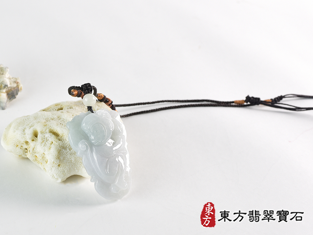 翡翠猴項鍊玉珮(猴子抱桃,吉祥如意:猴牌A貨翡翠猴玉珮、緬甸玉猴玉墜、猴十二生肖項鍊)。淡綠色糯種翡翠猴項鍊玉珮,HW104。客製化訂做各種翡翠猴吊墜玉珮項鍊。★附A貨翡翠雙證書 4.jpg
