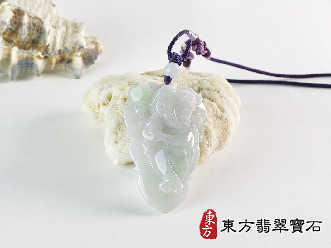 翡翠猴項鍊玉珮(猴子抱桃,吉祥如意:猴牌A貨翡翠猴玉珮、緬甸玉猴玉墜、猴十二生肖項鍊)。淡綠色糯種翡翠猴項鍊玉珮,HW105。客製化訂做各種翡翠猴吊墜玉珮項鍊。★附A貨翡翠雙證書 0.jpg