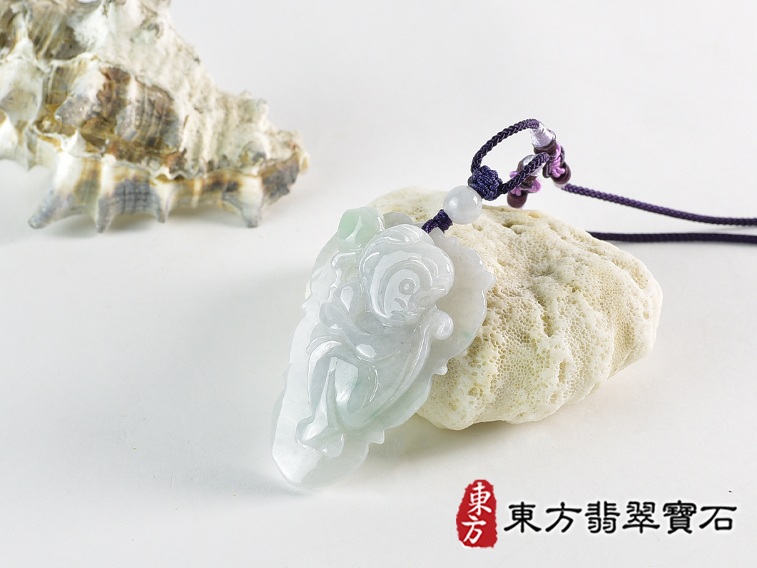 翡翠猴項鍊玉珮(猴子抱桃,吉祥如意:猴牌A貨翡翠猴玉珮、緬甸玉猴玉墜、猴十二生肖項鍊)。淡綠色糯種翡翠猴項鍊玉珮,HW105。客製化訂做各種翡翠猴吊墜玉珮項鍊。★附A貨翡翠雙證書 1.jpg