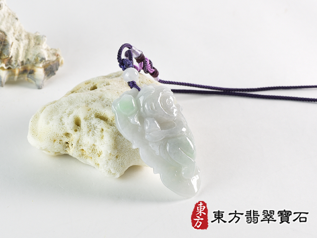 翡翠猴項鍊玉珮(猴子抱桃,吉祥如意:猴牌A貨翡翠猴玉珮、緬甸玉猴玉墜、猴十二生肖項鍊)。淡綠色糯種翡翠猴項鍊玉珮,HW105。客製化訂做各種翡翠猴吊墜玉珮項鍊。★附A貨翡翠雙證書 2.jpg
