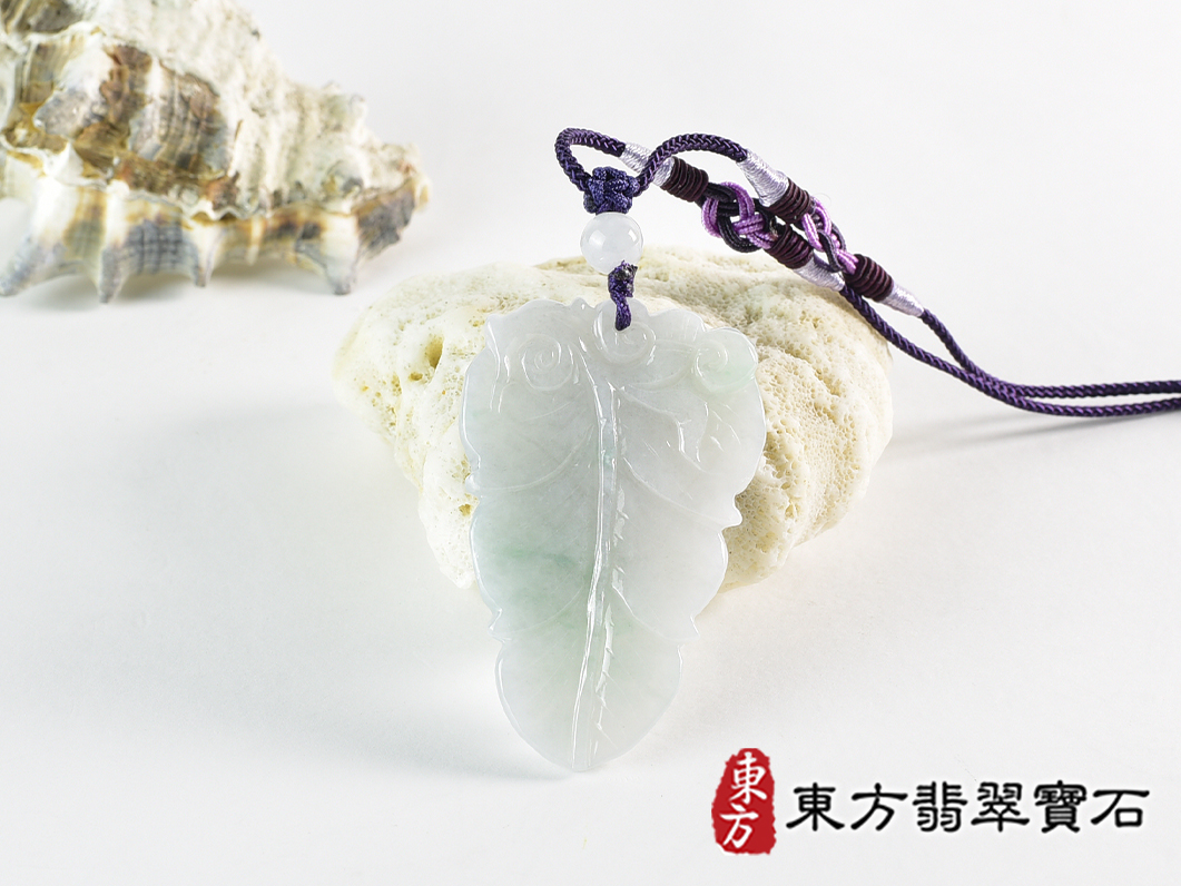 翡翠猴項鍊玉珮(猴子抱桃,吉祥如意:猴牌A貨翡翠猴玉珮、緬甸玉猴玉墜、猴十二生肖項鍊)。淡綠色糯種翡翠猴項鍊玉珮,HW105。客製化訂做各種翡翠猴吊墜玉珮項鍊。★附A貨翡翠雙證書 3.jpg