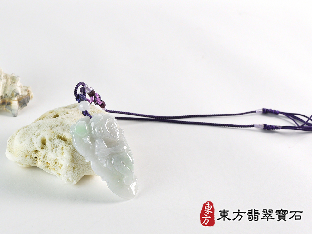 翡翠猴項鍊玉珮(猴子抱桃,吉祥如意:猴牌A貨翡翠猴玉珮、緬甸玉猴玉墜、猴十二生肖項鍊)。淡綠色糯種翡翠猴項鍊玉珮,HW105。客製化訂做各種翡翠猴吊墜玉珮項鍊。★附A貨翡翠雙證書 4.jpg