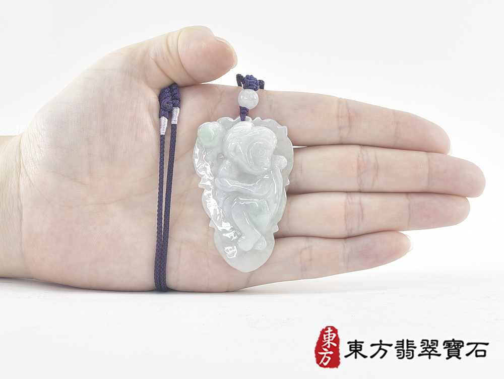 翡翠猴項鍊玉珮(猴子抱桃,吉祥如意:猴牌A貨翡翠猴玉珮、緬甸玉猴玉墜、猴十二生肖項鍊)。淡綠色糯種翡翠猴項鍊玉珮,HW105。客製化訂做各種翡翠猴吊墜玉珮項鍊。★附A貨翡翠雙證書 5.jpg