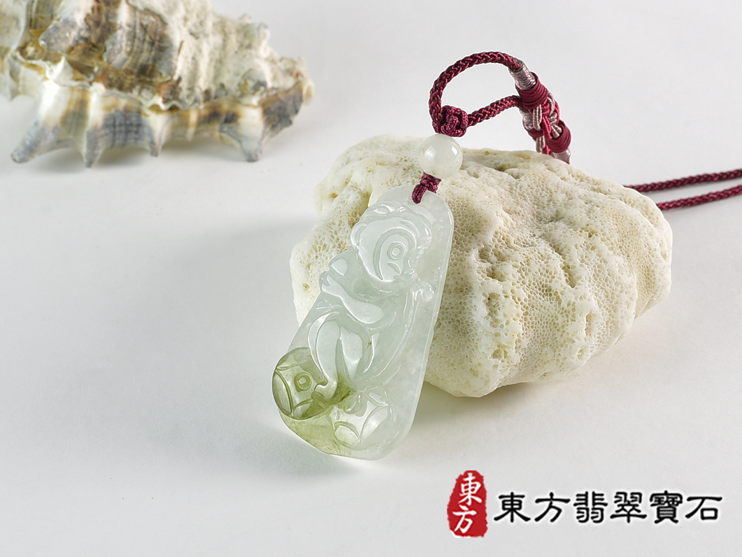翡翠猴項鍊玉珮(猴子抱桃,吉祥如意:猴牌A貨翡翠猴玉珮、緬甸玉猴玉墜、猴十二生肖項鍊)。淡綠色糯種翡翠猴項鍊玉珮,HW106。客製化訂做各種翡翠猴吊墜玉珮項鍊。★附A貨翡翠雙證書 1.jpg