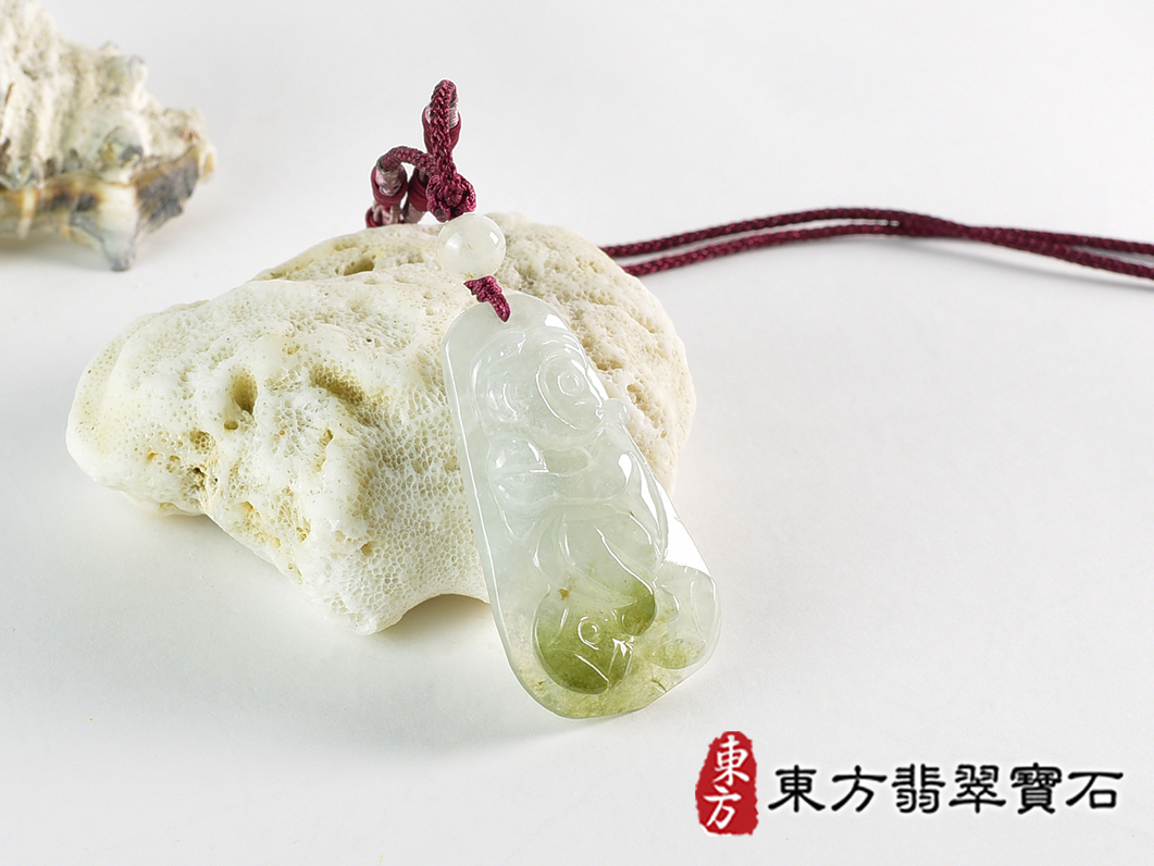 翡翠猴項鍊玉珮(猴子抱桃,吉祥如意:猴牌A貨翡翠猴玉珮、緬甸玉猴玉墜、猴十二生肖項鍊)。淡綠色糯種翡翠猴項鍊玉珮,HW106。客製化訂做各種翡翠猴吊墜玉珮項鍊。★附A貨翡翠雙證書 2.jpg
