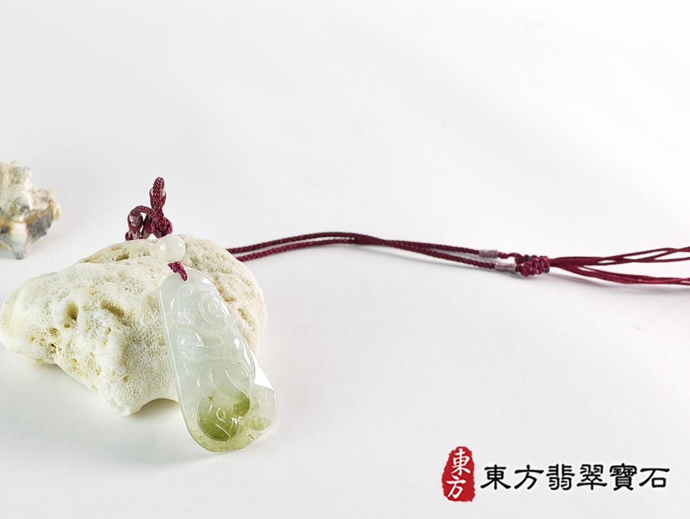 翡翠猴項鍊玉珮(猴子抱桃,吉祥如意:猴牌A貨翡翠猴玉珮、緬甸玉猴玉墜、猴十二生肖項鍊)。淡綠色糯種翡翠猴項鍊玉珮,HW106。客製化訂做各種翡翠猴吊墜玉珮項鍊。★附A貨翡翠雙證書 4.jpg