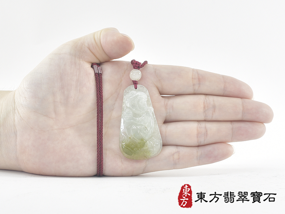 翡翠猴項鍊玉珮(猴子抱桃,吉祥如意:猴牌A貨翡翠猴玉珮、緬甸玉猴玉墜、猴十二生肖項鍊)。淡綠色糯種翡翠猴項鍊玉珮,HW106。客製化訂做各種翡翠猴吊墜玉珮項鍊。★附A貨翡翠雙證書 5.jpg