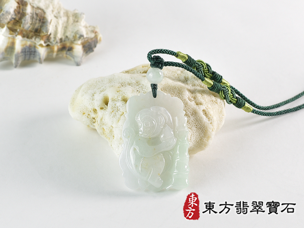 翡翠猴項鍊玉珮(猴子抱桃,吉祥如意:猴牌A貨翡翠猴玉珮、緬甸玉猴玉墜、猴十二生肖項鍊)。淡綠色糯種翡翠猴項鍊玉珮,HW107。客製化訂做各種翡翠猴吊墜玉珮項鍊。★附A貨翡翠雙證書 0.jpg