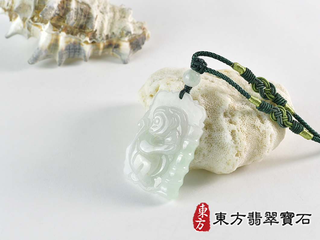 翡翠猴項鍊玉珮(猴子抱桃,吉祥如意:猴牌A貨翡翠猴玉珮、緬甸玉猴玉墜、猴十二生肖項鍊)。淡綠色糯種翡翠猴項鍊玉珮,HW107。客製化訂做各種翡翠猴吊墜玉珮項鍊。★附A貨翡翠雙證書 1.jpg