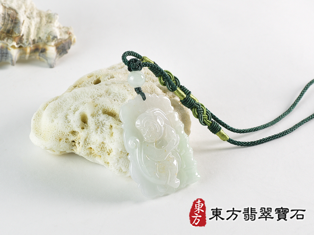 翡翠猴項鍊玉珮(猴子抱桃,吉祥如意:猴牌A貨翡翠猴玉珮、緬甸玉猴玉墜、猴十二生肖項鍊)。淡綠色糯種翡翠猴項鍊玉珮,HW107。客製化訂做各種翡翠猴吊墜玉珮項鍊。★附A貨翡翠雙證書 2.jpg