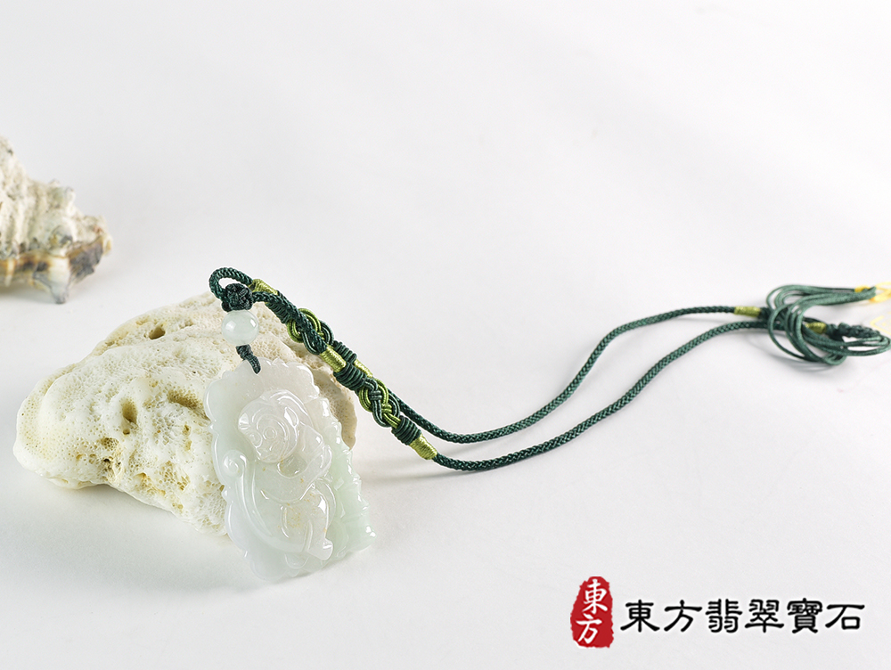 翡翠猴項鍊玉珮(猴子抱桃,吉祥如意:猴牌A貨翡翠猴玉珮、緬甸玉猴玉墜、猴十二生肖項鍊)。淡綠色糯種翡翠猴項鍊玉珮,HW107。客製化訂做各種翡翠猴吊墜玉珮項鍊。★附A貨翡翠雙證書 4.jpg