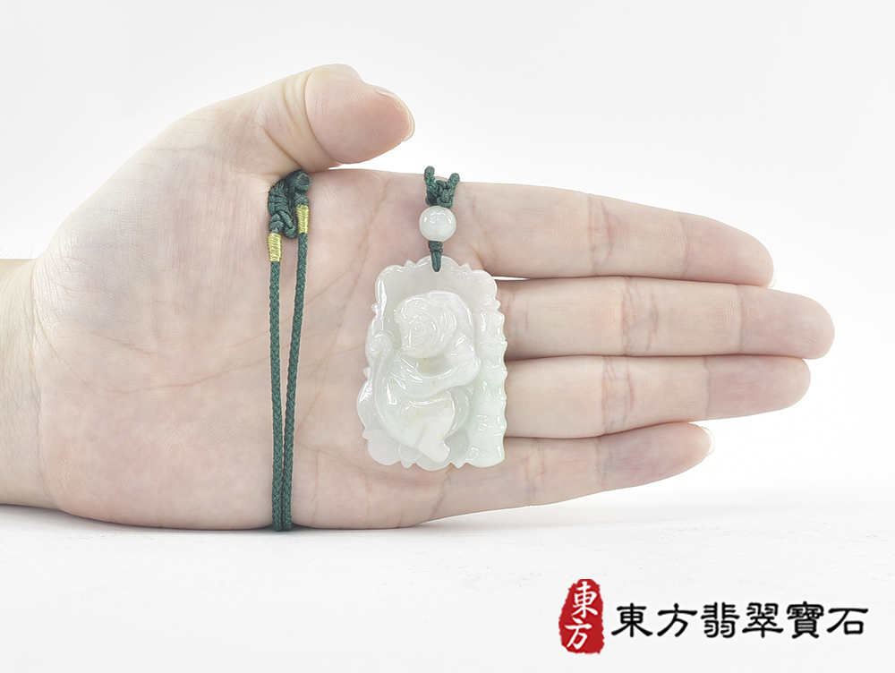 翡翠猴項鍊玉珮(猴子抱桃,吉祥如意:猴牌A貨翡翠猴玉珮、緬甸玉猴玉墜、猴十二生肖項鍊)。淡綠色糯種翡翠猴項鍊玉珮,HW107。客製化訂做各種翡翠猴吊墜玉珮項鍊。★附A貨翡翠雙證書 5.jpg