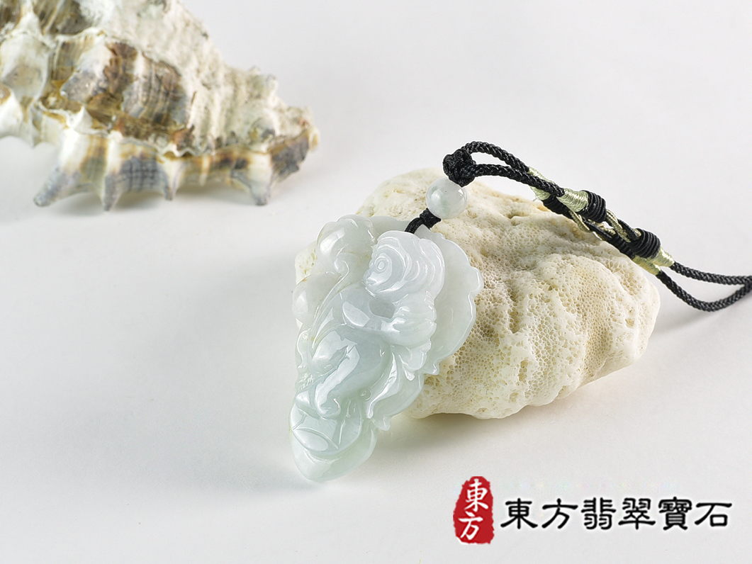 翡翠猴項鍊玉珮(猴子抱桃,吉祥如意:猴牌A貨翡翠猴玉珮、緬甸玉猴玉墜、猴十二生肖項鍊)。淡綠色糯種翡翠猴項鍊玉珮,HW108。客製化訂做各種翡翠猴吊墜玉珮項鍊。★附A貨翡翠雙證書 1.jpg