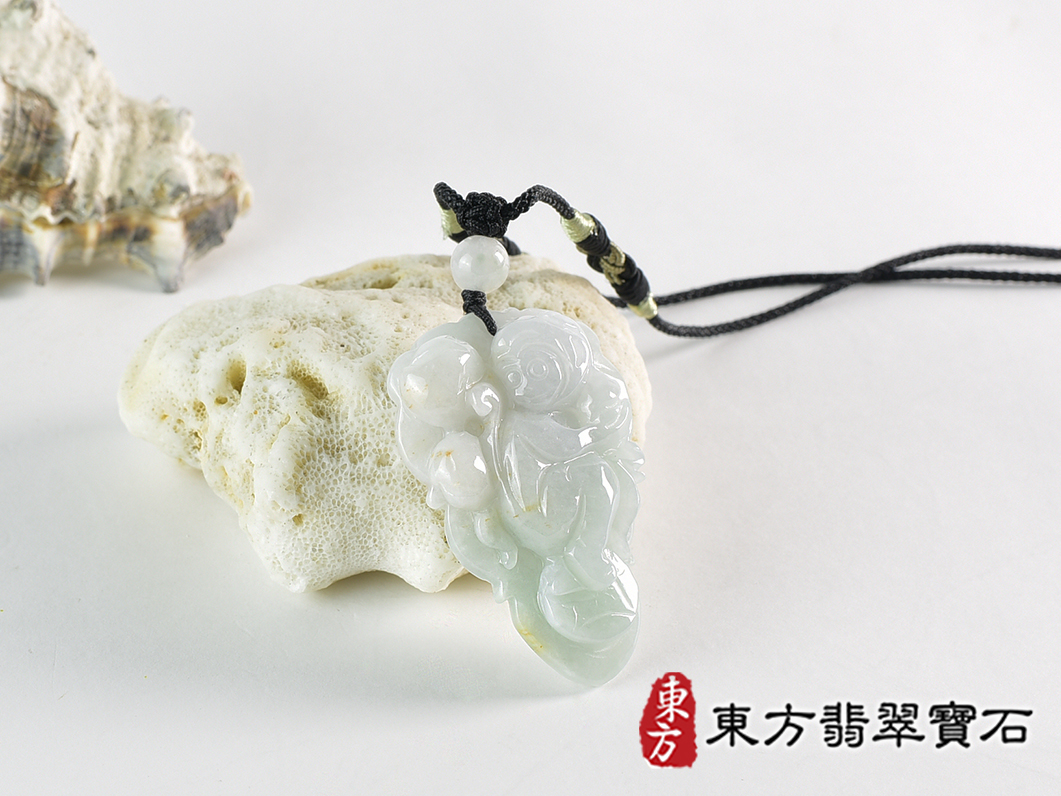 翡翠猴項鍊玉珮(猴子抱桃,吉祥如意:猴牌A貨翡翠猴玉珮、緬甸玉猴玉墜、猴十二生肖項鍊)。淡綠色糯種翡翠猴項鍊玉珮,HW108。客製化訂做各種翡翠猴吊墜玉珮項鍊。★附A貨翡翠雙證書 2.jpg