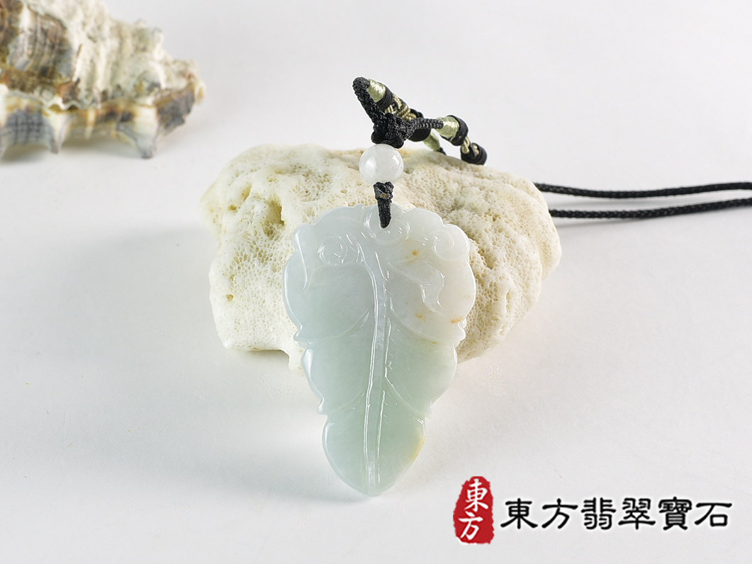 翡翠猴項鍊玉珮(猴子抱桃,吉祥如意:猴牌A貨翡翠猴玉珮、緬甸玉猴玉墜、猴十二生肖項鍊)。淡綠色糯種翡翠猴項鍊玉珮,HW108。客製化訂做各種翡翠猴吊墜玉珮項鍊。★附A貨翡翠雙證書 3.jpg