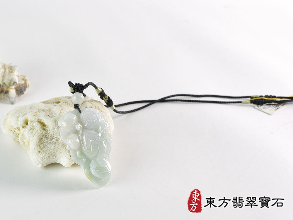 翡翠猴項鍊玉珮(猴子抱桃,吉祥如意:猴牌A貨翡翠猴玉珮、緬甸玉猴玉墜、猴十二生肖項鍊)。淡綠色糯種翡翠猴項鍊玉珮,HW108。客製化訂做各種翡翠猴吊墜玉珮項鍊。★附A貨翡翠雙證書 4.jpg