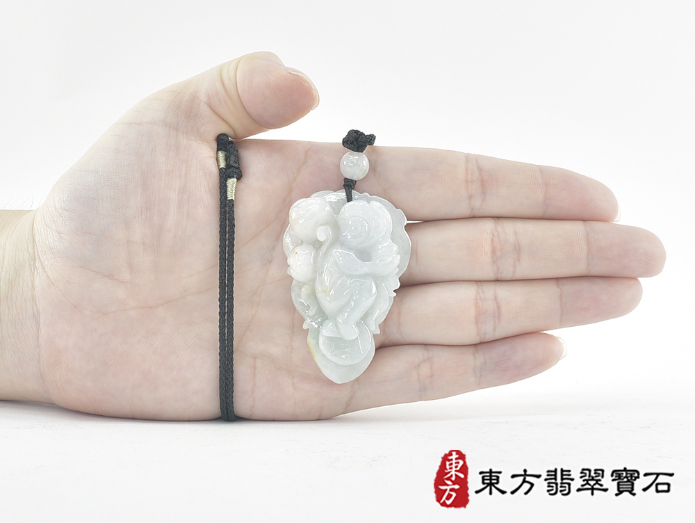 翡翠猴項鍊玉珮(猴子抱桃,吉祥如意:猴牌A貨翡翠猴玉珮、緬甸玉猴玉墜、猴十二生肖項鍊)。淡綠色糯種翡翠猴項鍊玉珮,HW108。客製化訂做各種翡翠猴吊墜玉珮項鍊。★附A貨翡翠雙證書 5.jpg