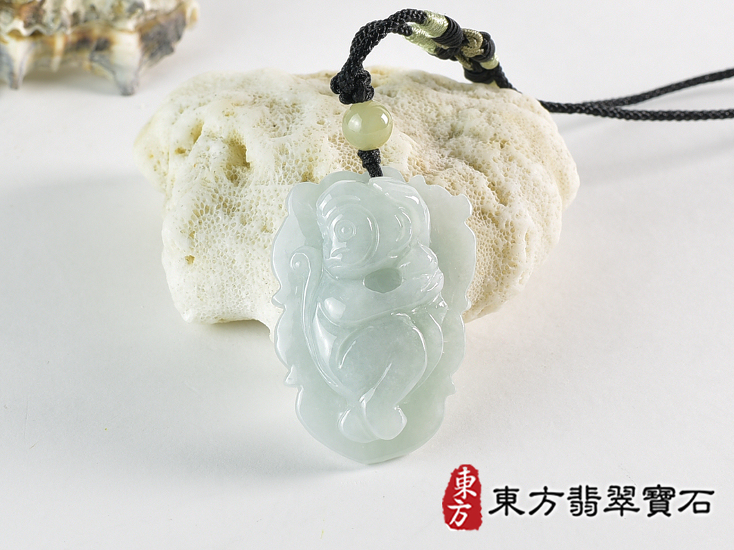 翡翠猴項鍊玉珮(猴子抱桃,吉祥如意:猴牌A貨翡翠猴玉珮、緬甸玉猴玉墜、猴十二生肖項鍊)。淡綠色糯種翡翠猴項鍊玉珮,HW109。客製化訂做各種翡翠猴吊墜玉珮項鍊。★附A貨翡翠雙證書 0.jpg