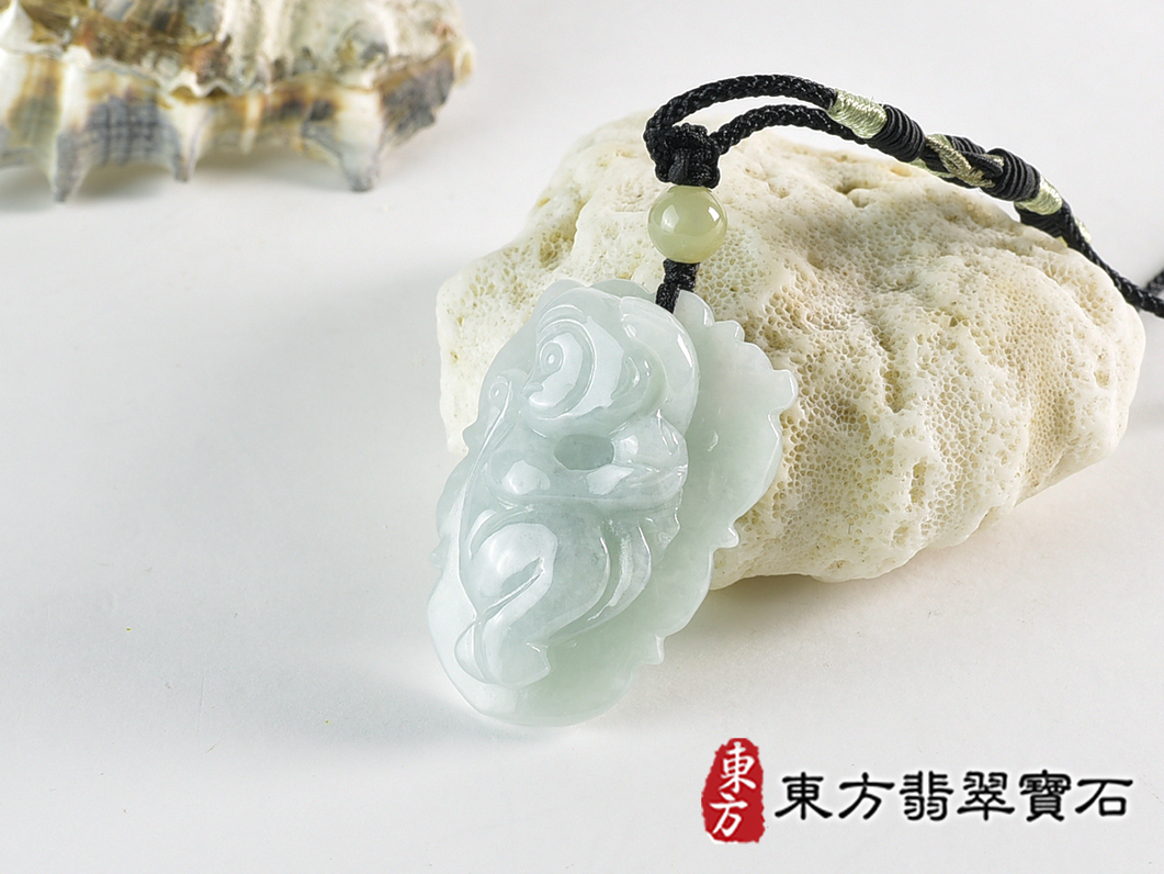 翡翠猴項鍊玉珮(猴子抱桃,吉祥如意:猴牌A貨翡翠猴玉珮、緬甸玉猴玉墜、猴十二生肖項鍊)。淡綠色糯種翡翠猴項鍊玉珮,HW109。客製化訂做各種翡翠猴吊墜玉珮項鍊。★附A貨翡翠雙證書 1.jpg