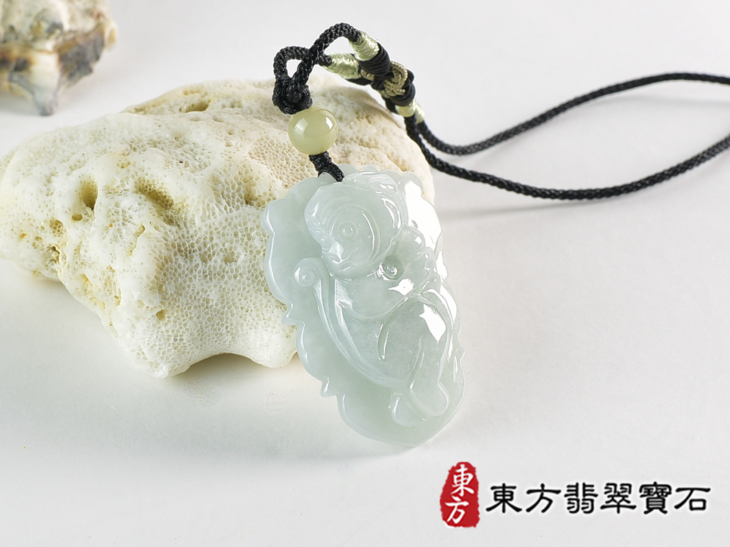 翡翠猴項鍊玉珮(猴子抱桃,吉祥如意:猴牌A貨翡翠猴玉珮、緬甸玉猴玉墜、猴十二生肖項鍊)。淡綠色糯種翡翠猴項鍊玉珮,HW109。客製化訂做各種翡翠猴吊墜玉珮項鍊。★附A貨翡翠雙證書 2.jpg