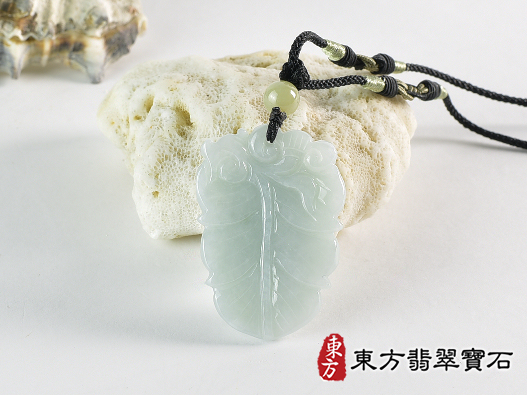翡翠猴項鍊玉珮(猴子抱桃,吉祥如意:猴牌A貨翡翠猴玉珮、緬甸玉猴玉墜、猴十二生肖項鍊)。淡綠色糯種翡翠猴項鍊玉珮,HW109。客製化訂做各種翡翠猴吊墜玉珮項鍊。★附A貨翡翠雙證書 3.jpg