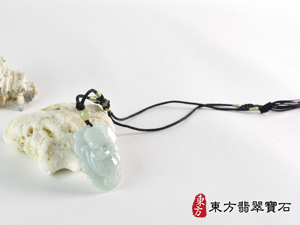 翡翠猴項鍊玉珮(猴子抱桃,吉祥如意:猴牌A貨翡翠猴玉珮、緬甸玉猴玉墜、猴十二生肖項鍊)。淡綠色糯種翡翠猴項鍊玉珮,HW109。客製化訂做各種翡翠猴吊墜玉珮項鍊。★附A貨翡翠雙證書 4.jpg