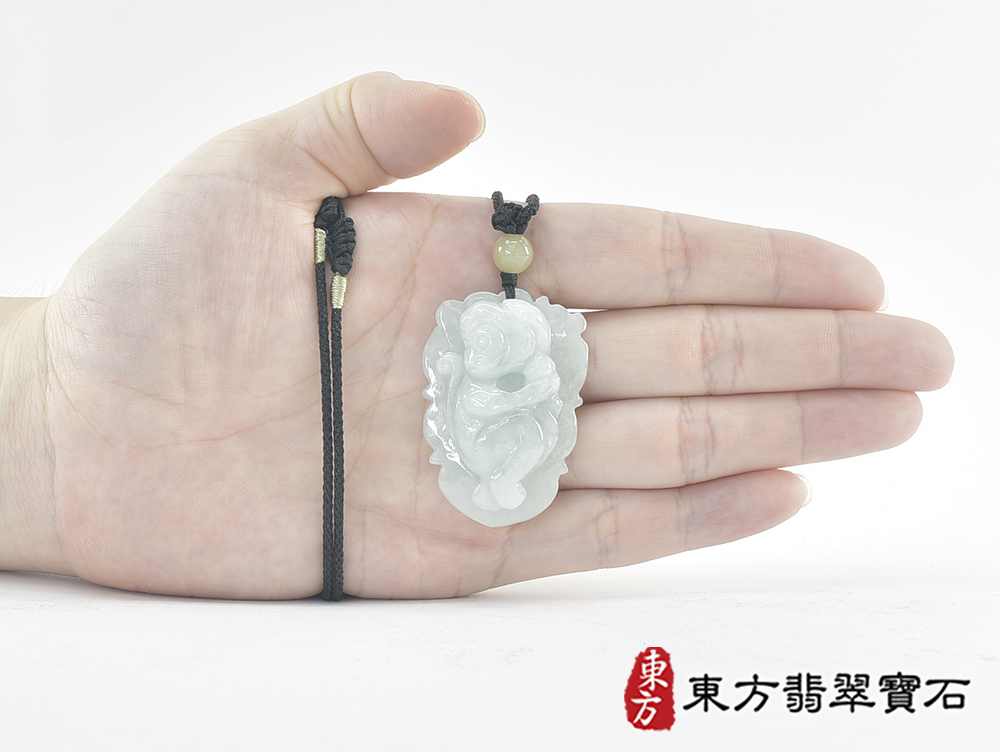 翡翠猴項鍊玉珮(猴子抱桃,吉祥如意:猴牌A貨翡翠猴玉珮、緬甸玉猴玉墜、猴十二生肖項鍊)。淡綠色糯種翡翠猴項鍊玉珮,HW109。客製化訂做各種翡翠猴吊墜玉珮項鍊。★附A貨翡翠雙證書 5.jpg