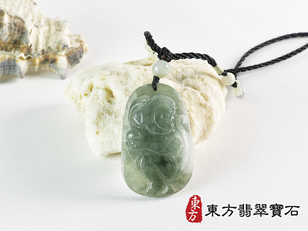 翡翠猴項鍊玉珮(猴子抱桃,吉祥如意:猴牌A貨翡翠猴玉珮、緬甸玉猴玉墜、猴十二生肖項鍊)。淡綠色糯種翡翠猴項鍊玉珮,HW110。客製化訂做各種翡翠猴吊墜玉珮項鍊。★附A貨翡翠雙證書 0.jpg