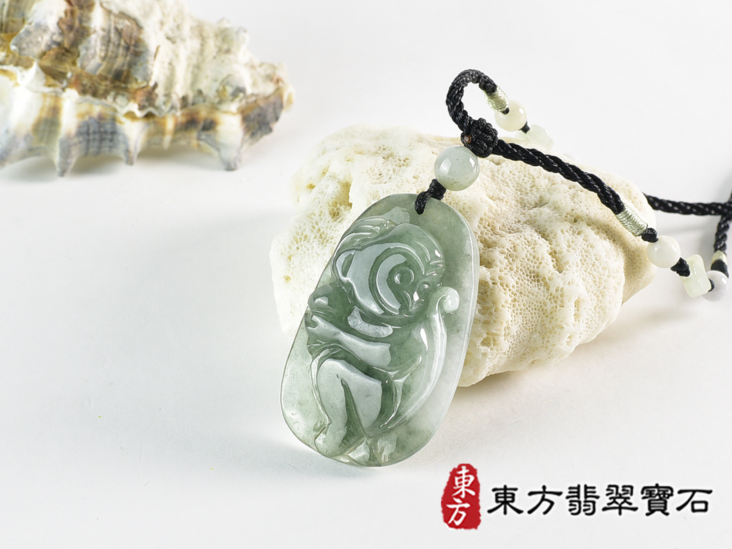翡翠猴項鍊玉珮(猴子抱桃,吉祥如意:猴牌A貨翡翠猴玉珮、緬甸玉猴玉墜、猴十二生肖項鍊)。淡綠色糯種翡翠猴項鍊玉珮,HW110。客製化訂做各種翡翠猴吊墜玉珮項鍊。★附A貨翡翠雙證書 1.jpg