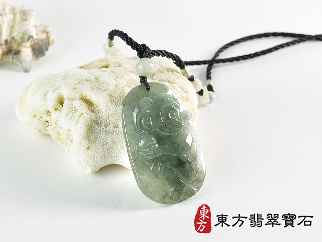 翡翠猴項鍊玉珮(猴子抱桃,吉祥如意:猴牌A貨翡翠猴玉珮、緬甸玉猴玉墜、猴十二生肖項鍊)。淡綠色糯種翡翠猴項鍊玉珮,HW110。客製化訂做各種翡翠猴吊墜玉珮項鍊。★附A貨翡翠雙證書 2.jpg