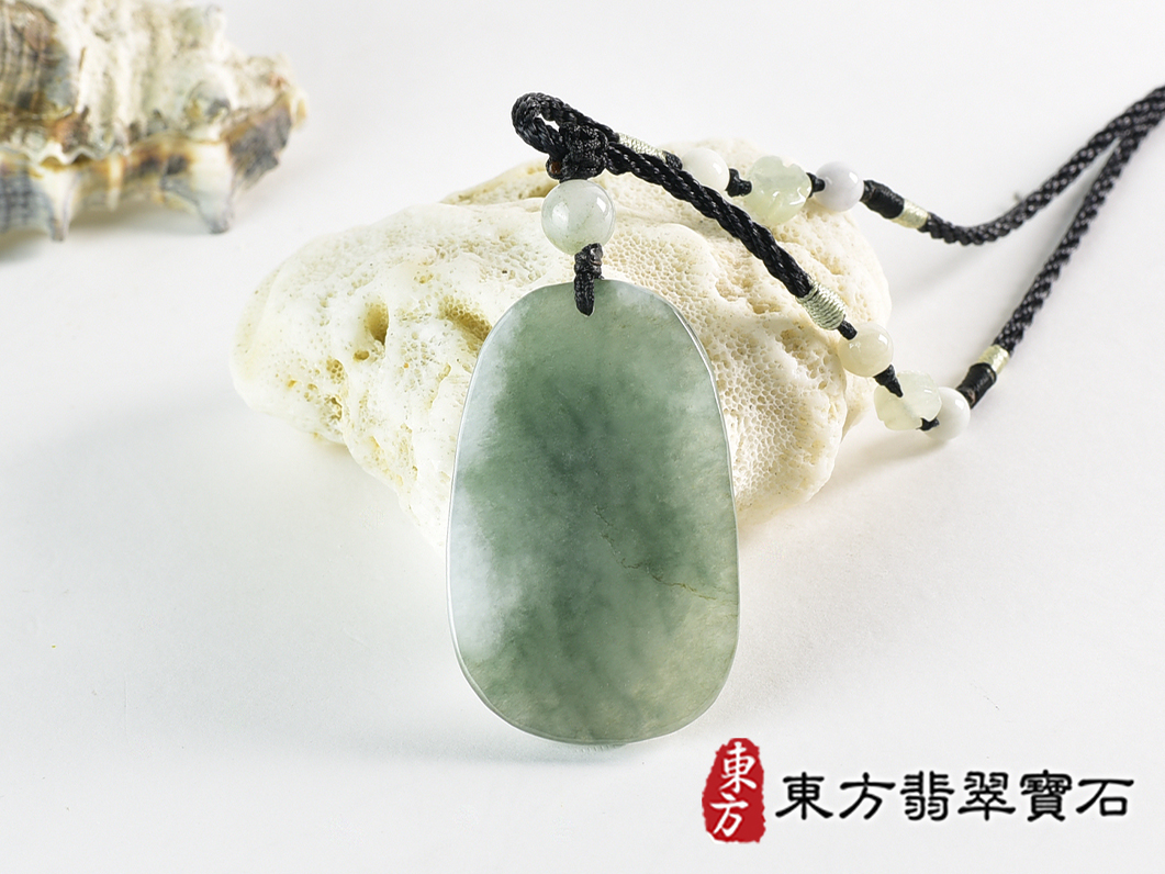 翡翠猴項鍊玉珮(猴子抱桃,吉祥如意:猴牌A貨翡翠猴玉珮、緬甸玉猴玉墜、猴十二生肖項鍊)。淡綠色糯種翡翠猴項鍊玉珮,HW110。客製化訂做各種翡翠猴吊墜玉珮項鍊。★附A貨翡翠雙證書 3.jpg