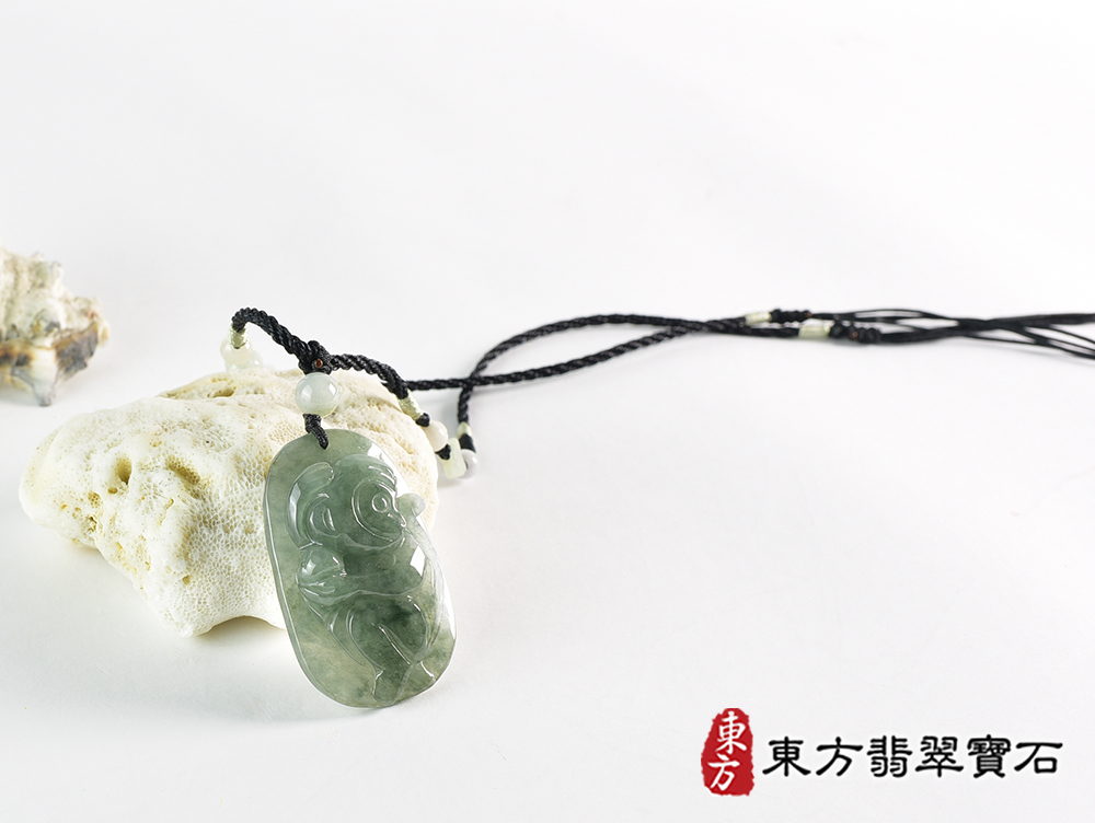 翡翠猴項鍊玉珮(猴子抱桃,吉祥如意:猴牌A貨翡翠猴玉珮、緬甸玉猴玉墜、猴十二生肖項鍊)。淡綠色糯種翡翠猴項鍊玉珮,HW110。客製化訂做各種翡翠猴吊墜玉珮項鍊。★附A貨翡翠雙證書 4.jpg