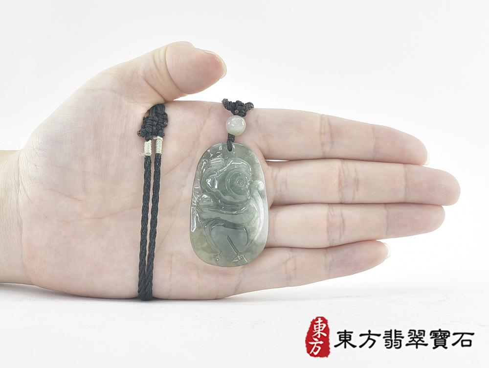 翡翠猴項鍊玉珮(猴子抱桃,吉祥如意:猴牌A貨翡翠猴玉珮、緬甸玉猴玉墜、猴十二生肖項鍊)。淡綠色糯種翡翠猴項鍊玉珮,HW110。客製化訂做各種翡翠猴吊墜玉珮項鍊。★附A貨翡翠雙證書 5.jpg