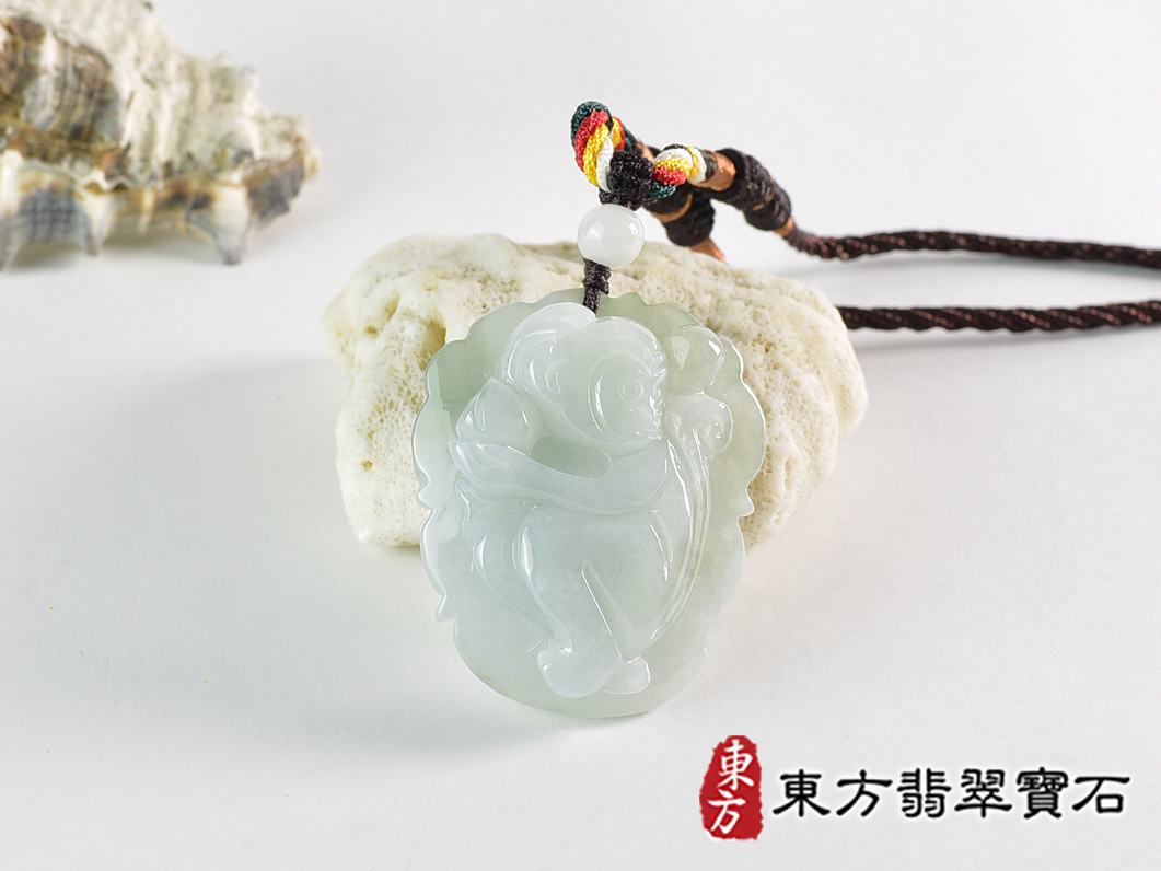 翡翠猴項鍊玉珮(猴子抱桃,吉祥如意:猴牌A貨翡翠猴玉珮、緬甸玉猴玉墜、猴十二生肖項鍊)。淡綠色糯種翡翠猴項鍊玉珮,HW111。客製化訂做各種翡翠猴吊墜玉珮項鍊。★附A貨翡翠雙證書 0.jpg