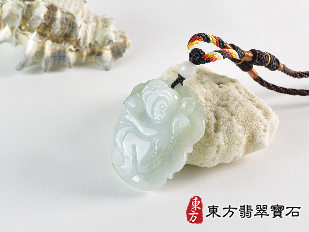 翡翠猴項鍊玉珮(猴子抱桃,吉祥如意:猴牌A貨翡翠猴玉珮、緬甸玉猴玉墜、猴十二生肖項鍊)。淡綠色糯種翡翠猴項鍊玉珮,HW111。客製化訂做各種翡翠猴吊墜玉珮項鍊。★附A貨翡翠雙證書 1.jpg