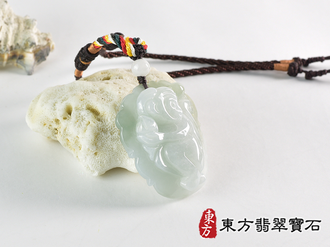 翡翠猴項鍊玉珮(猴子抱桃,吉祥如意:猴牌A貨翡翠猴玉珮、緬甸玉猴玉墜、猴十二生肖項鍊)。淡綠色糯種翡翠猴項鍊玉珮,HW111。客製化訂做各種翡翠猴吊墜玉珮項鍊。★附A貨翡翠雙證書 2.jpg