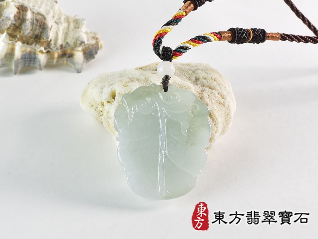 翡翠猴項鍊玉珮(猴子抱桃,吉祥如意:猴牌A貨翡翠猴玉珮、緬甸玉猴玉墜、猴十二生肖項鍊)。淡綠色糯種翡翠猴項鍊玉珮,HW111。客製化訂做各種翡翠猴吊墜玉珮項鍊。★附A貨翡翠雙證書 3.jpg