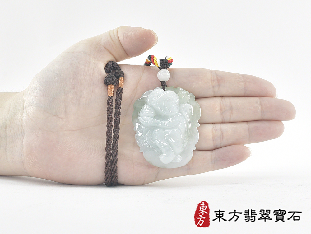 翡翠猴項鍊玉珮(猴子抱桃,吉祥如意:猴牌A貨翡翠猴玉珮、緬甸玉猴玉墜、猴十二生肖項鍊)。淡綠色糯種翡翠猴項鍊玉珮,HW111。客製化訂做各種翡翠猴吊墜玉珮項鍊。★附A貨翡翠雙證書 5.jpg