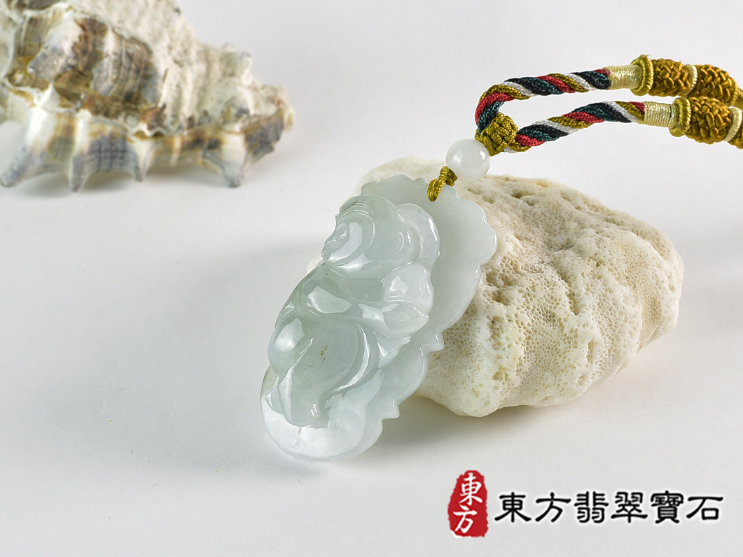 翡翠猴項鍊玉珮(猴子抱桃,吉祥如意:猴牌A貨翡翠猴玉珮、緬甸玉猴玉墜、猴十二生肖項鍊)。淡綠色糯種翡翠猴項鍊玉珮,HW112。客製化訂做各種翡翠猴吊墜玉珮項鍊。★附A貨翡翠雙證書 1.jpg