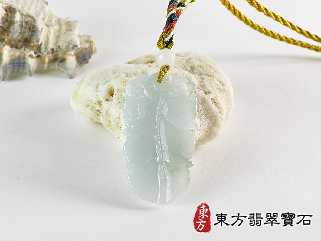 翡翠猴項鍊玉珮(猴子抱桃,吉祥如意:猴牌A貨翡翠猴玉珮、緬甸玉猴玉墜、猴十二生肖項鍊)。淡綠色糯種翡翠猴項鍊玉珮,HW112。客製化訂做各種翡翠猴吊墜玉珮項鍊。★附A貨翡翠雙證書 3.jpg