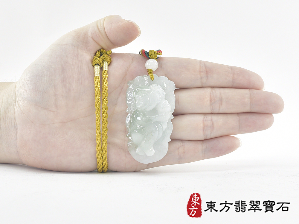 翡翠猴項鍊玉珮(猴子抱桃,吉祥如意:猴牌A貨翡翠猴玉珮、緬甸玉猴玉墜、猴十二生肖項鍊)。淡綠色糯種翡翠猴項鍊玉珮,HW112。客製化訂做各種翡翠猴吊墜玉珮項鍊。★附A貨翡翠雙證書 5.jpg