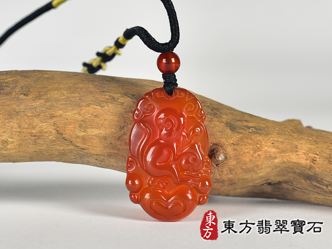 瑪瑙猴項鍊玉珮(猴子抱桃,吉祥如意:猴牌瑪瑙猴玉珮、玉髓猴玉墜、猴十二生肖項鍊)。紅瑪瑙玉髓猴,HW116。客製化訂做各種瑪瑙玉髓猴吊墜玉珮項鍊。★附東方翡翠寶石保證卡 0.jpg