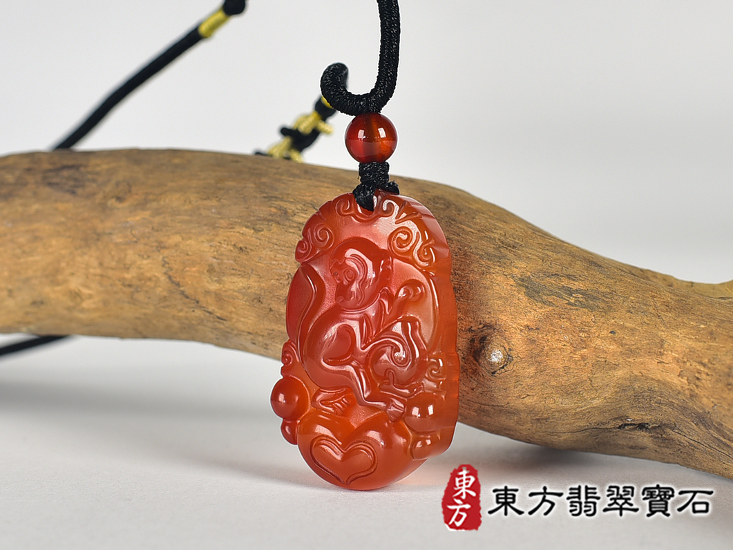 瑪瑙猴項鍊玉珮(猴子抱桃,吉祥如意:猴牌瑪瑙猴玉珮、玉髓猴玉墜、猴十二生肖項鍊)。紅瑪瑙玉髓猴,HW116。客製化訂做各種瑪瑙玉髓猴吊墜玉珮項鍊。★附東方翡翠寶石保證卡 1.jpg
