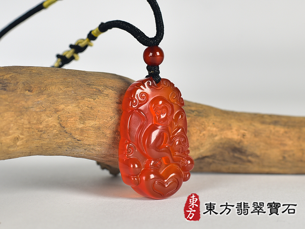 瑪瑙猴項鍊玉珮(猴子抱桃,吉祥如意:猴牌瑪瑙猴玉珮、玉髓猴玉墜、猴十二生肖項鍊)。紅瑪瑙玉髓猴,HW116。客製化訂做各種瑪瑙玉髓猴吊墜玉珮項鍊。★附東方翡翠寶石保證卡 2.jpg