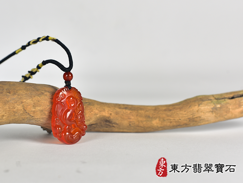 瑪瑙猴項鍊玉珮(猴子抱桃,吉祥如意:猴牌瑪瑙猴玉珮、玉髓猴玉墜、猴十二生肖項鍊)。紅瑪瑙玉髓猴,HW116。客製化訂做各種瑪瑙玉髓猴吊墜玉珮項鍊。★附東方翡翠寶石保證卡 4.jpg