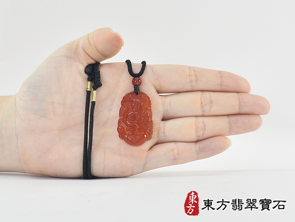 瑪瑙猴項鍊玉珮(猴子抱桃,吉祥如意:猴牌瑪瑙猴玉珮、玉髓猴玉墜、猴十二生肖項鍊)。紅瑪瑙玉髓猴,HW116。客製化訂做各種瑪瑙玉髓猴吊墜玉珮項鍊。★附東方翡翠寶石保證卡 5.jpg
