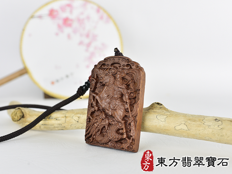紅木關公項鍊吊墜(關聖帝君:關公牌紅木關公吊墜、紅木玉關公項鍊)。關公,KG771。客製化訂做各種翡翠關公吊墜玉珮項鍊。★附A貨翡翠雙證書 1.jpg